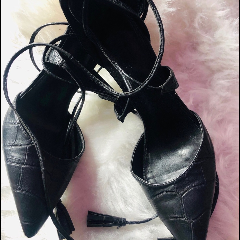 Tasseled tie-up black heels